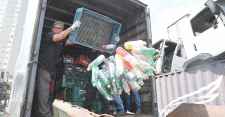 Mais de 100 mil garrafas foram destruídas pela polícia